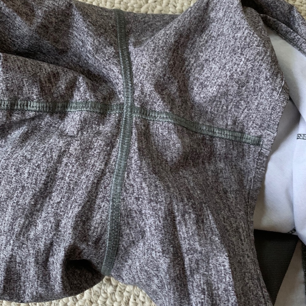 grey lululemon hotty hot shorts - Picture 7 of 7